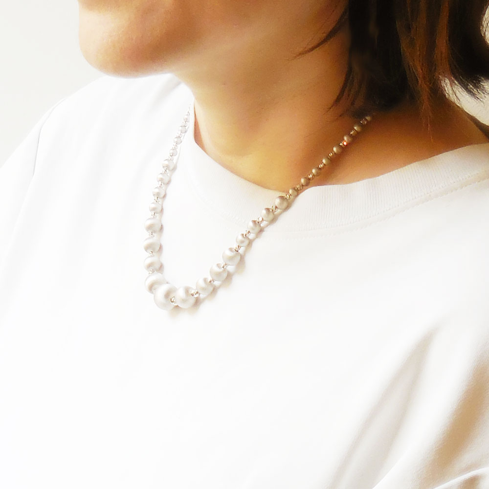 シルバー：サテン風ボールネックレス