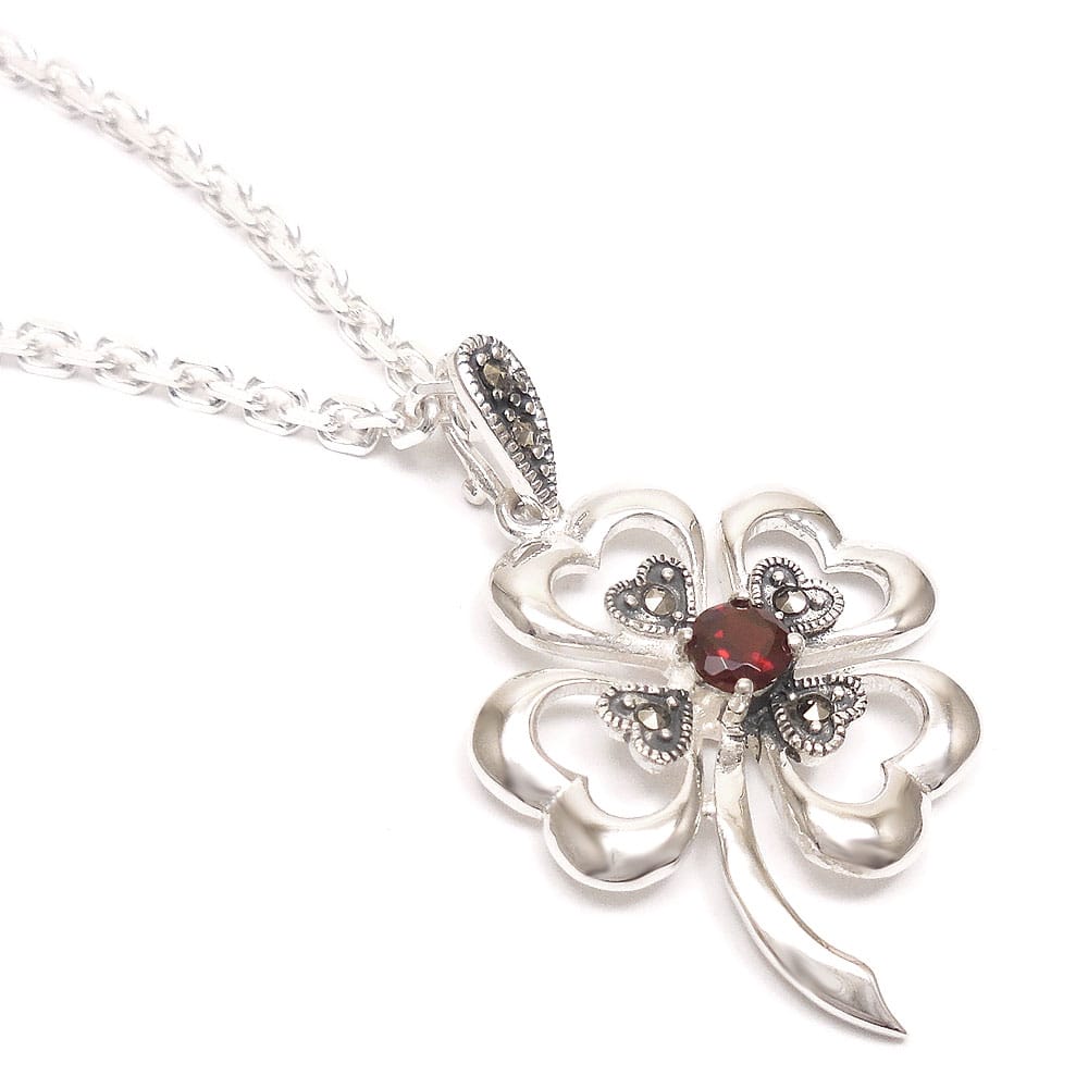 ペンダントネックレス：クローバー