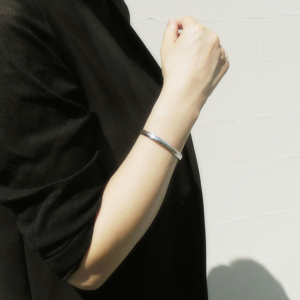 シルバーバングル：甲丸ハンマード