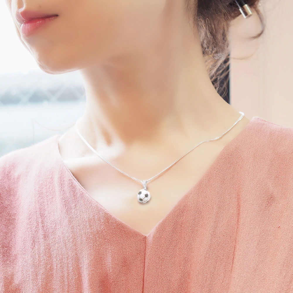 シルバーペンダントネックレス：サッカーボール