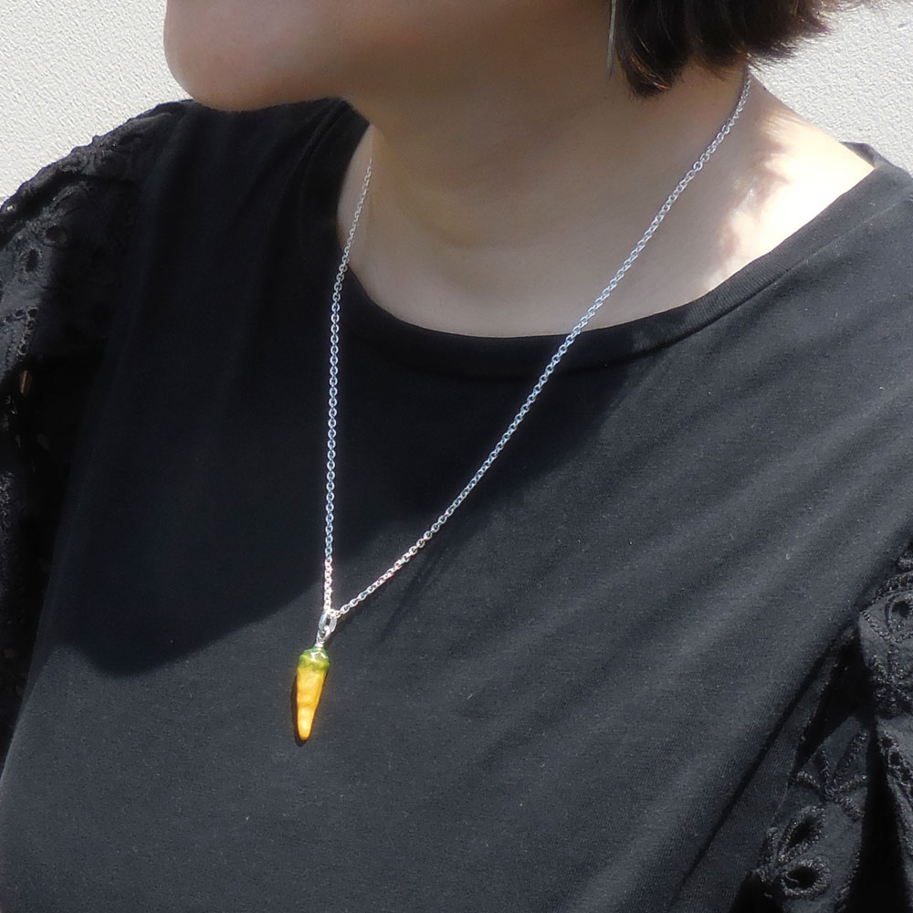 唐辛子のシルバーネックレス