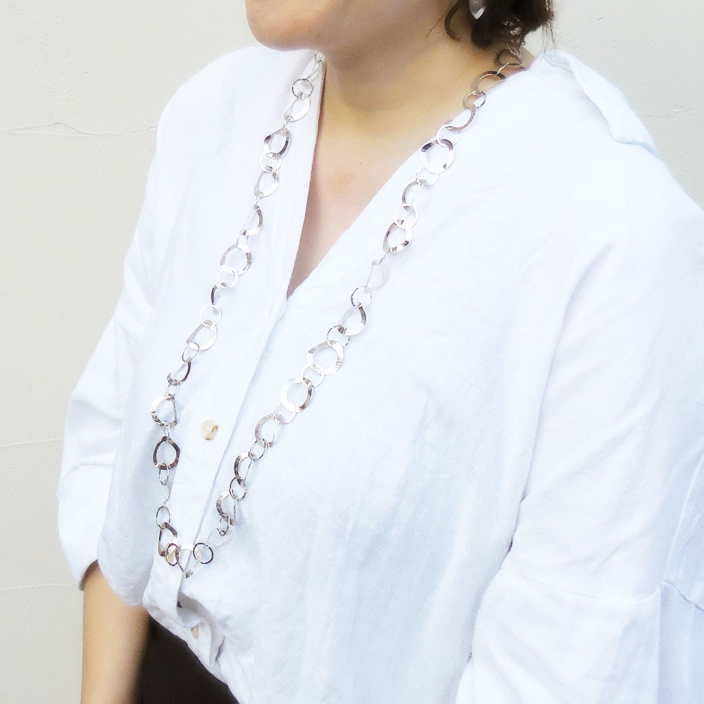 シルバーロングネックレス：ウェーブサークル