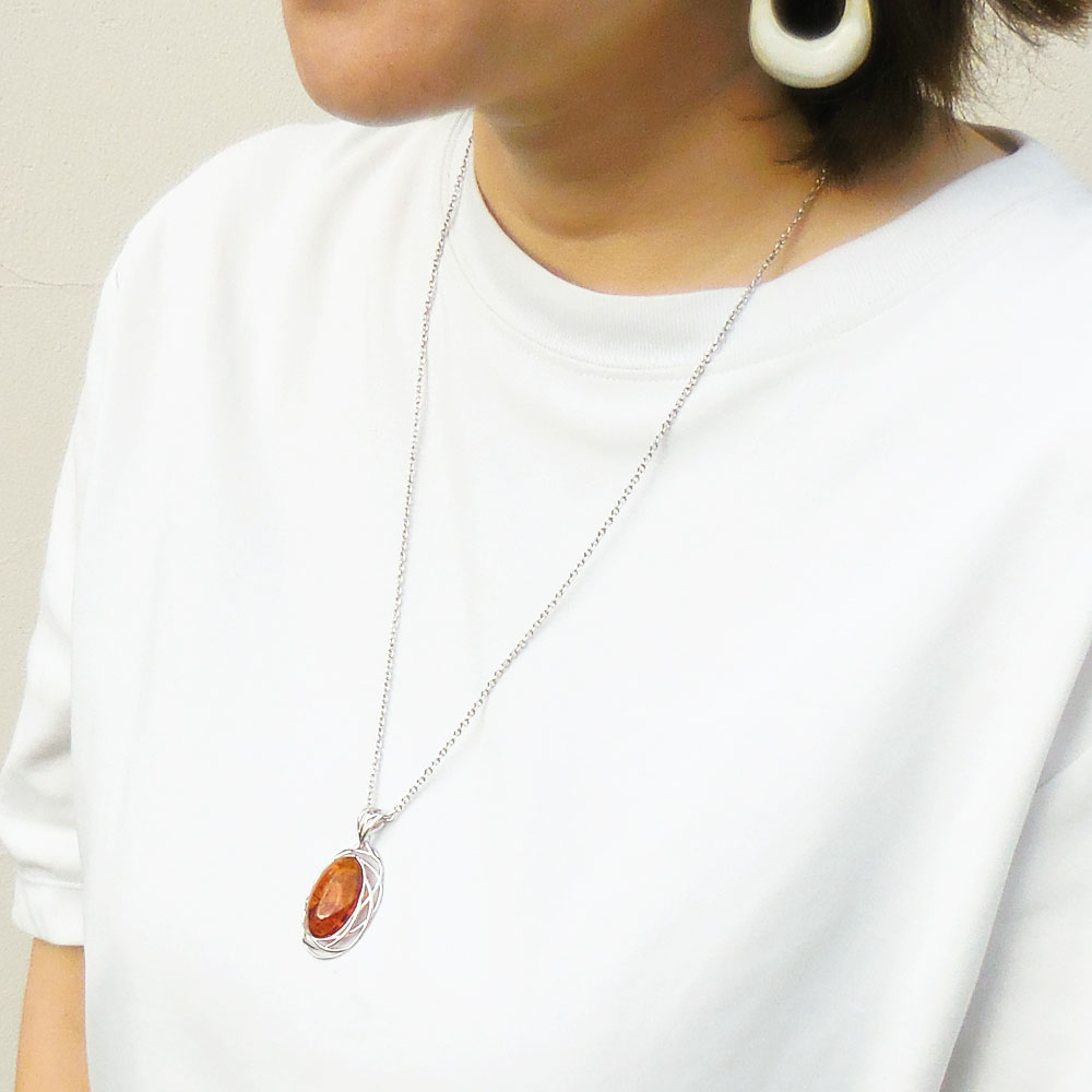 シルバーペンダントネックレス：琥珀