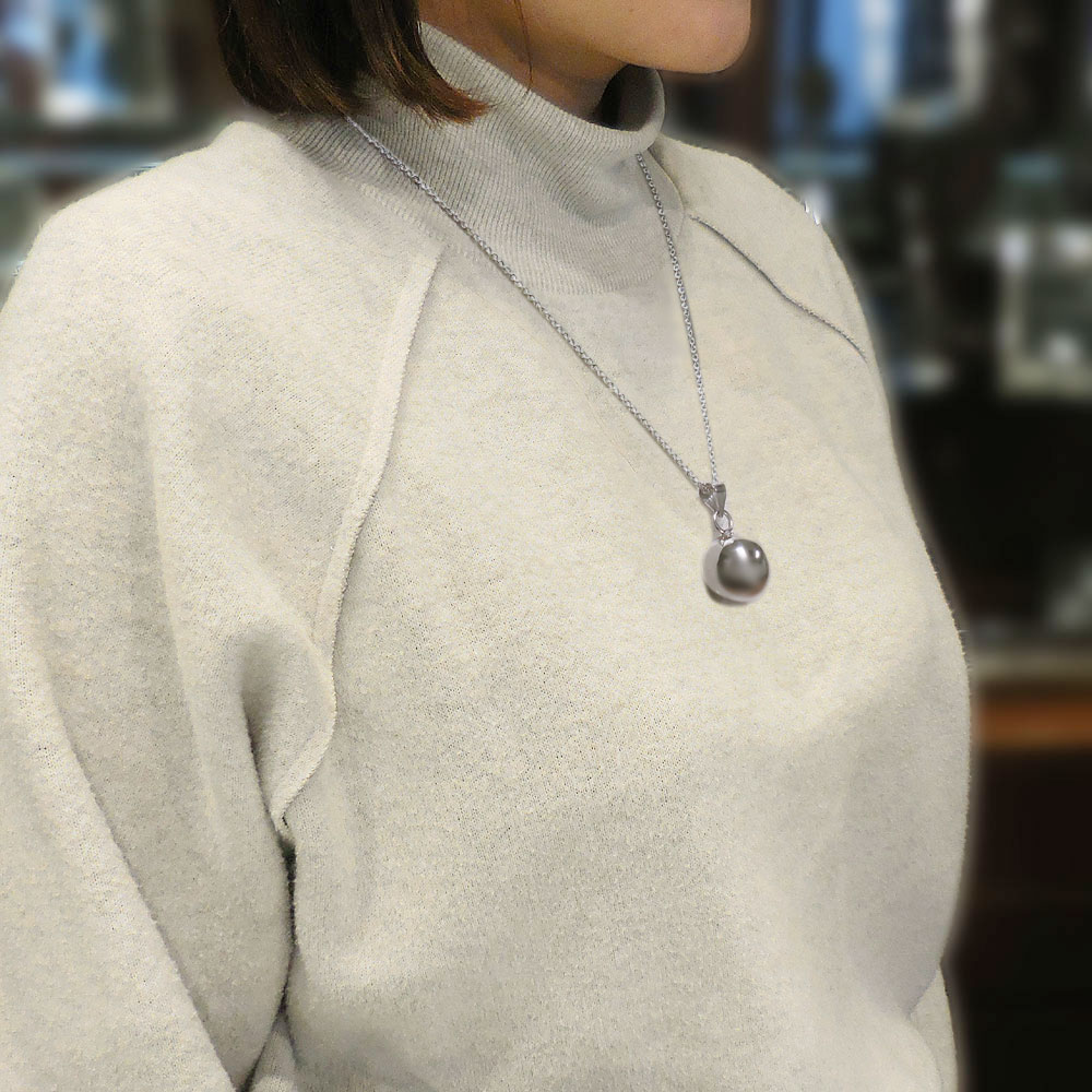 ペンダントネックレス：音が鳴るボール
