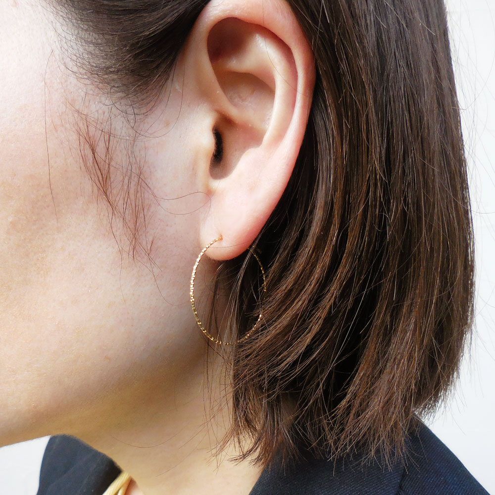 キャッチレス：ワイヤーフープピアス