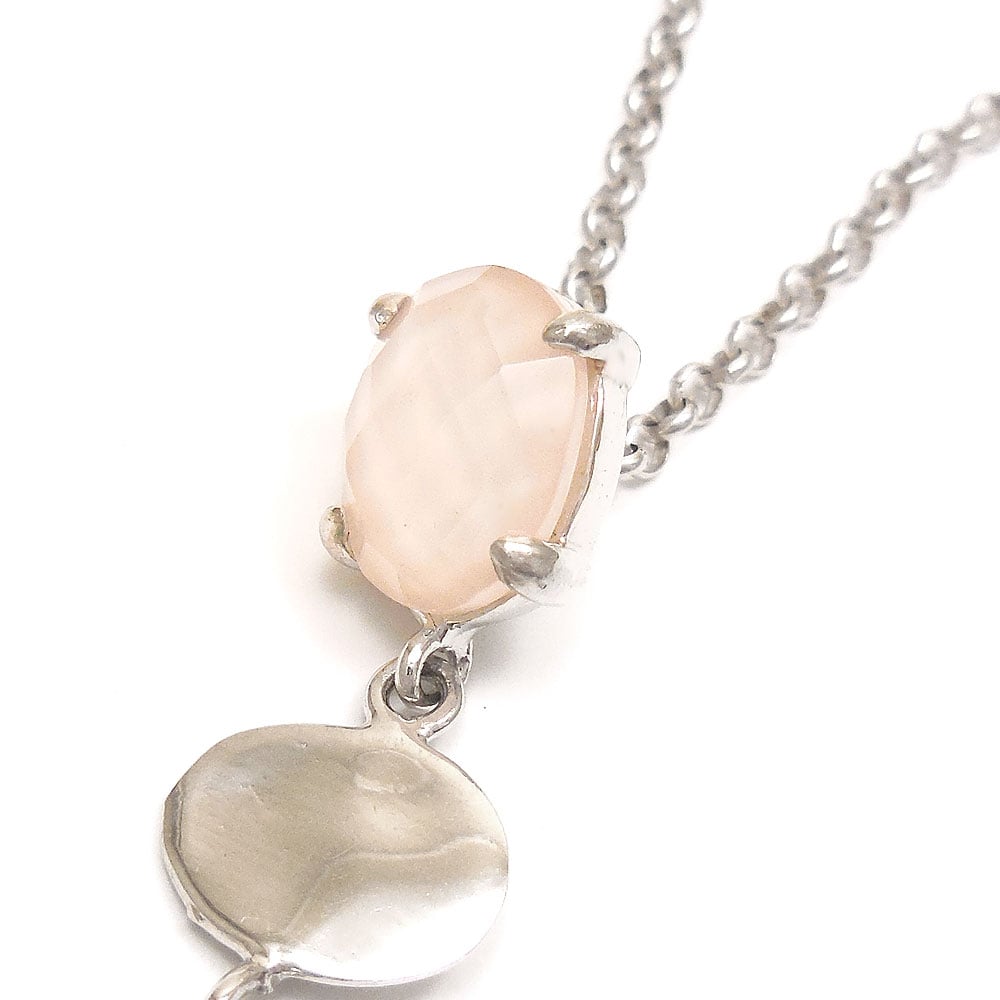 2つの石が揺れるダングル・ペンダント