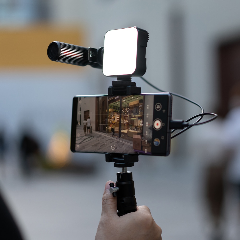 ＜特価価格！＞ THRONMAX[スロンマックス] STREAMMIC Pro Vlogger Kit マイクロフォン ストリームマイク プロ ブロガー キット コンパクト マイクセット スマホ&カメラ対応 スタンド/LEDライト付き 3脚スタンド 軽量 使いやすい (MG-C1P) ブラック