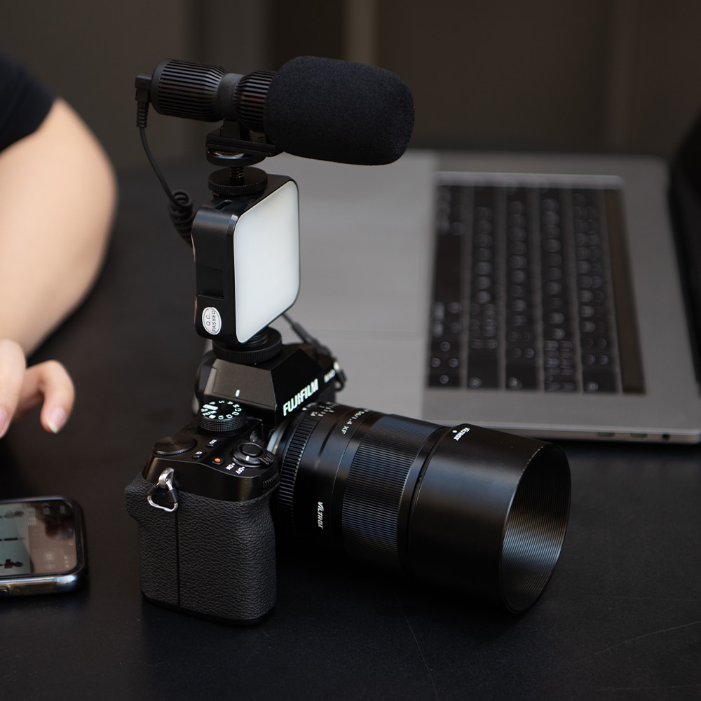 ＜特価価格！＞ THRONMAX[スロンマックス] STREAMMIC Pro Vlogger Kit マイクロフォン ストリームマイク プロ ブロガー キット コンパクト マイクセット スマホ&カメラ対応 スタンド/LEDライト付き 3脚スタンド 軽量 使いやすい (MG-C1P) ブラック