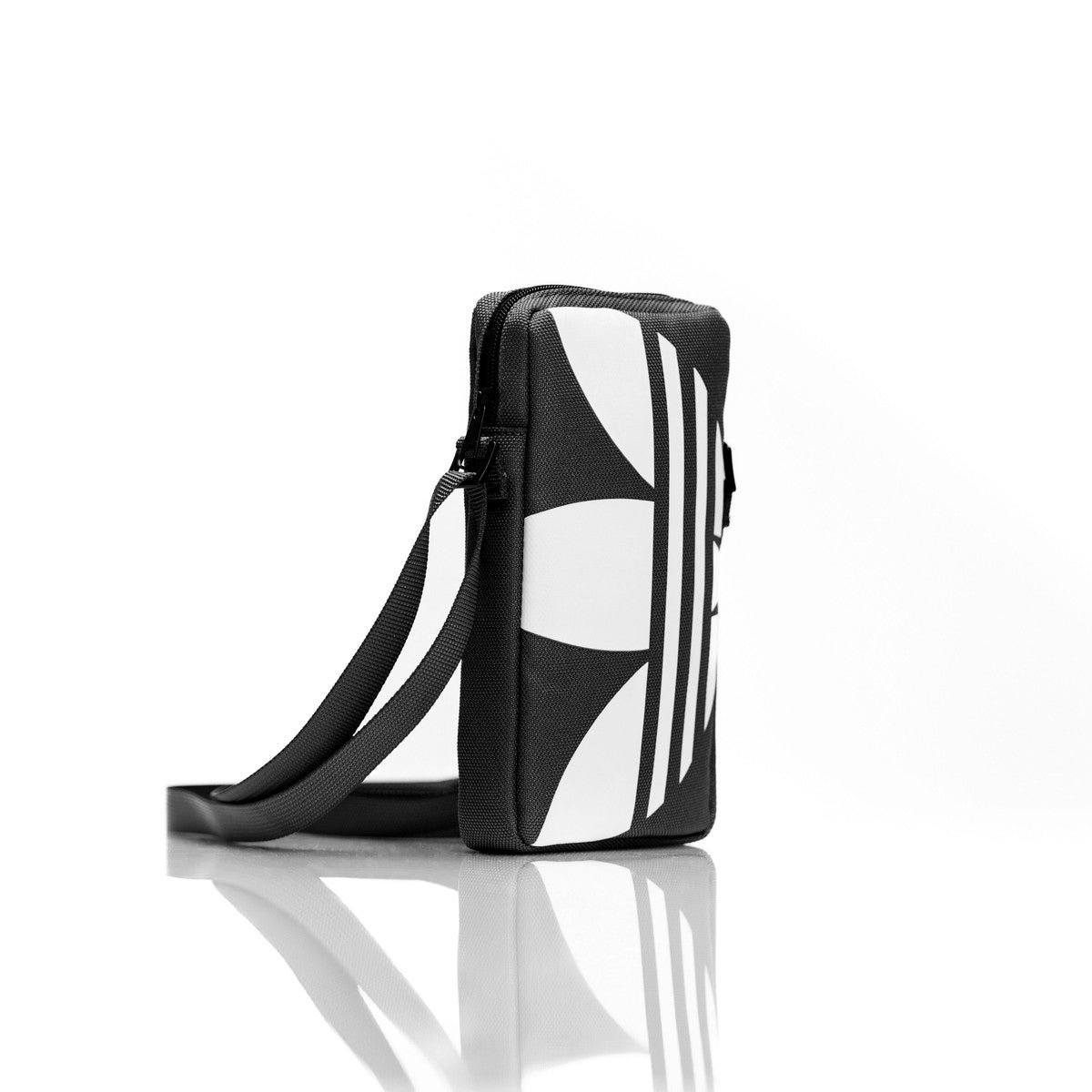 adidas Originals[アディダス オリジナルス] iPhone Universal Pouch Big Logo Black/White スマホショルダー スマホポーチ フォンポーチ ロゴ ブラック/ホワイト ≪特価！≫ (49766(GB8176)) ブラック/ホワイト