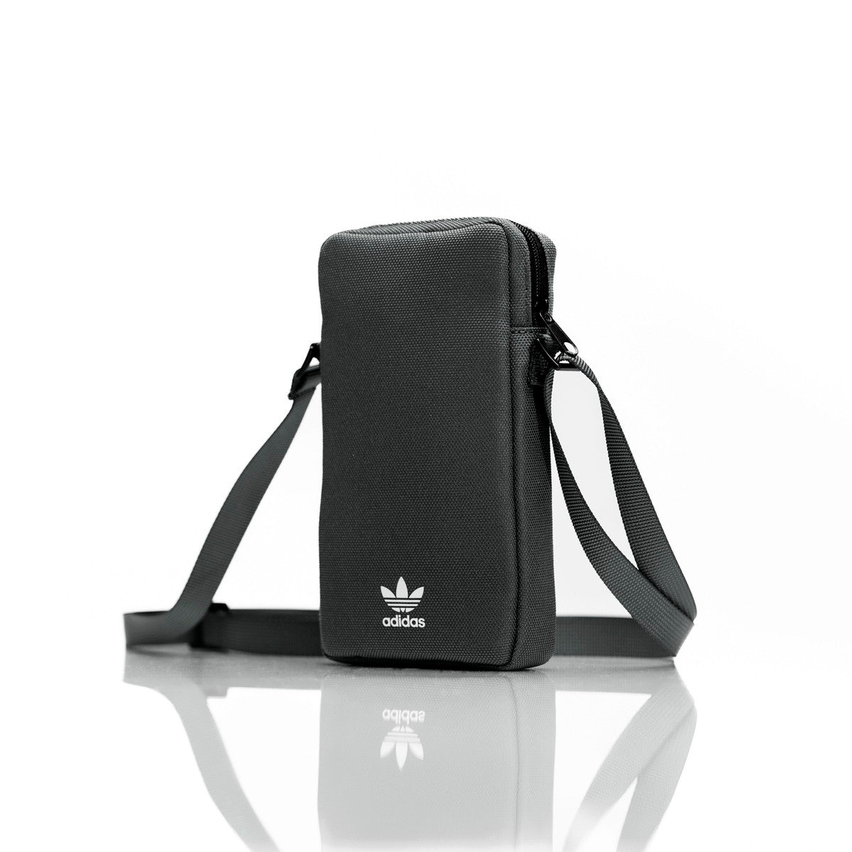 adidas Originals[アディダス オリジナルス] iPhone Universal Pouch Big Logo Black/White スマホショルダー スマホポーチ フォンポーチ ロゴ ブラック/ホワイト ≪特価！≫ (49766(GB8176)) ブラック/ホワイト