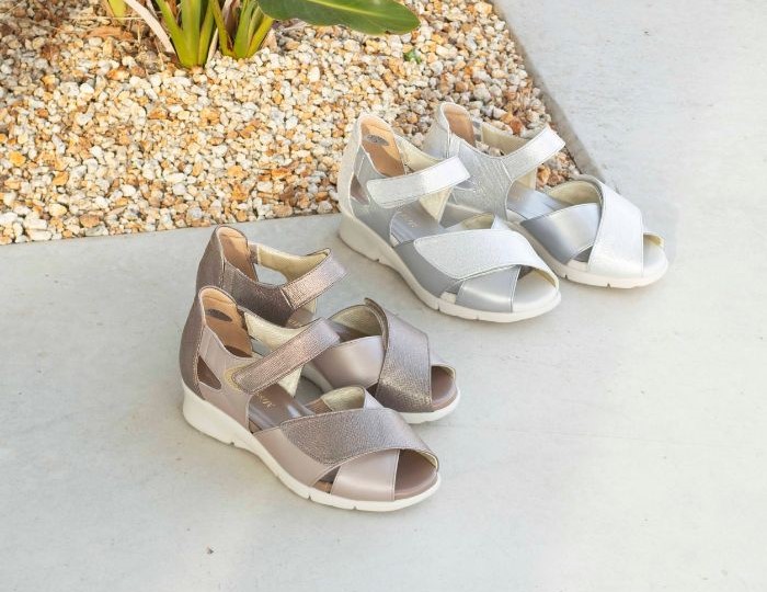 カラーは、シルバーとブロンズの2色展開。夏の装いをキレイ目にスタイルアップしていただけます。