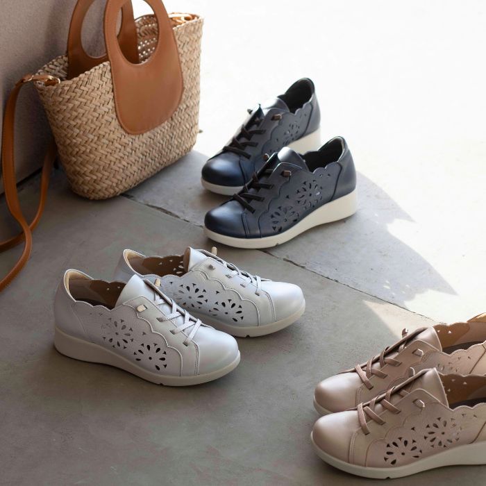 お花やレースのカットワークで可愛さを、ラメ紐やパール感のある牛革でエレガントさを演出しました。カラーは、ネイビー、ピンク、ホワイトの3色。