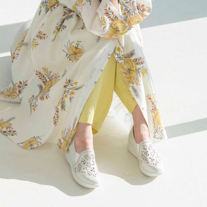 ボタニカルカットワークシューズ(商品番号108825)は、ボタニカル柄のカットワークが、春夏の装いにナチュラルで清涼感のある印象をプラスします。