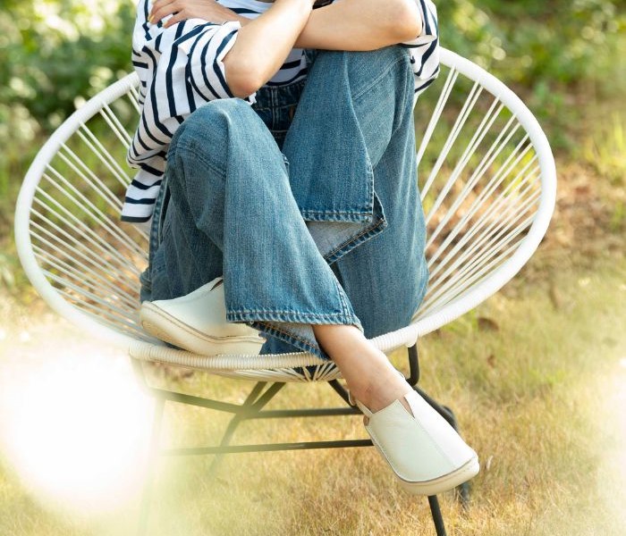 踵しっかりサボサンダル(商品番号153545)は、ステッチやシボ感のある牛革でナチュラルな印象に仕上げました。カジュアルな服に合わせやすく、デイリーにお使いいただける一足です。