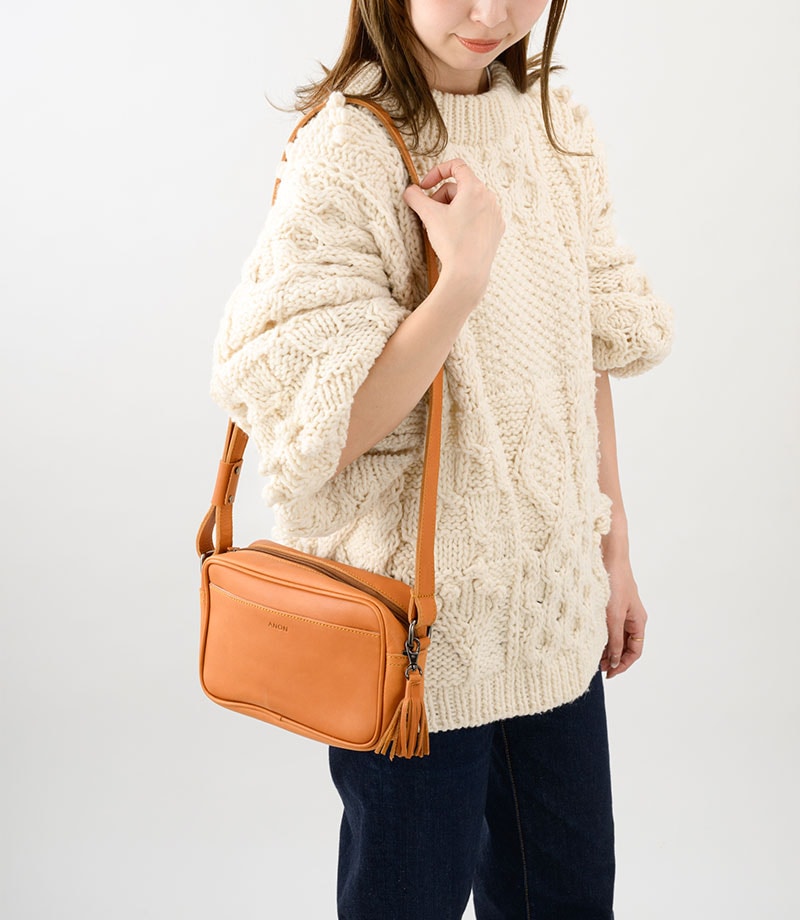 ANON ナチュラルレザー・スクエアショルダーバッグ