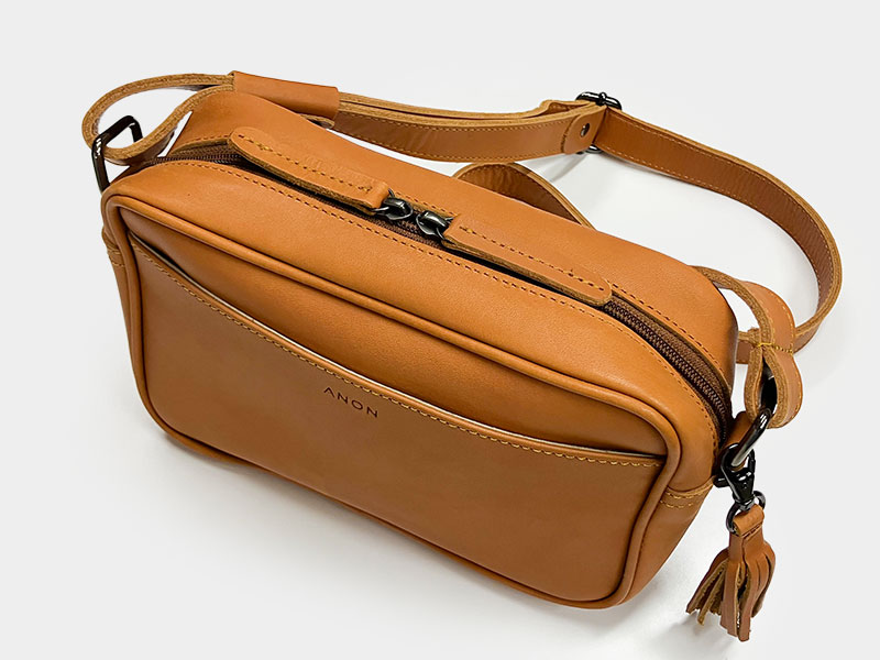 ANON ナチュラルレザー・スクエアショルダーバッグ
