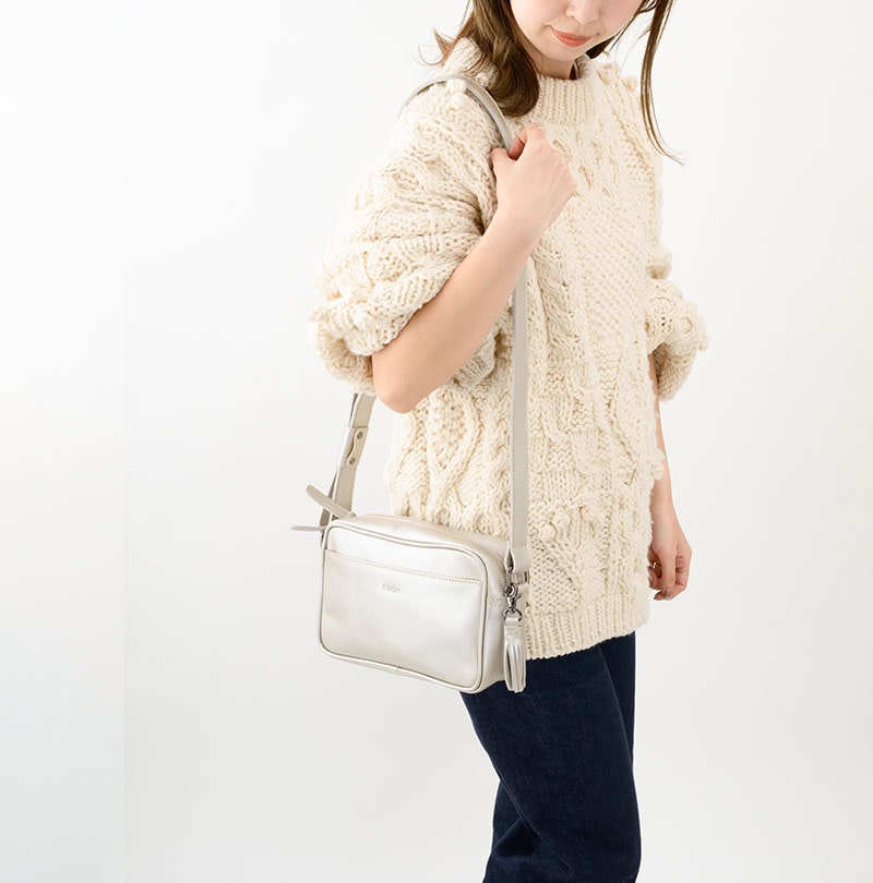 ANON ナチュラルレザー・スクエアショルダーバッグ